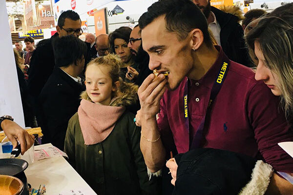 Many people who are trying dorayaki for the first time first take a whiff to appreciate the aroma before putting it in their mouths. After taking a bite, many say they can taste the chestnuts.