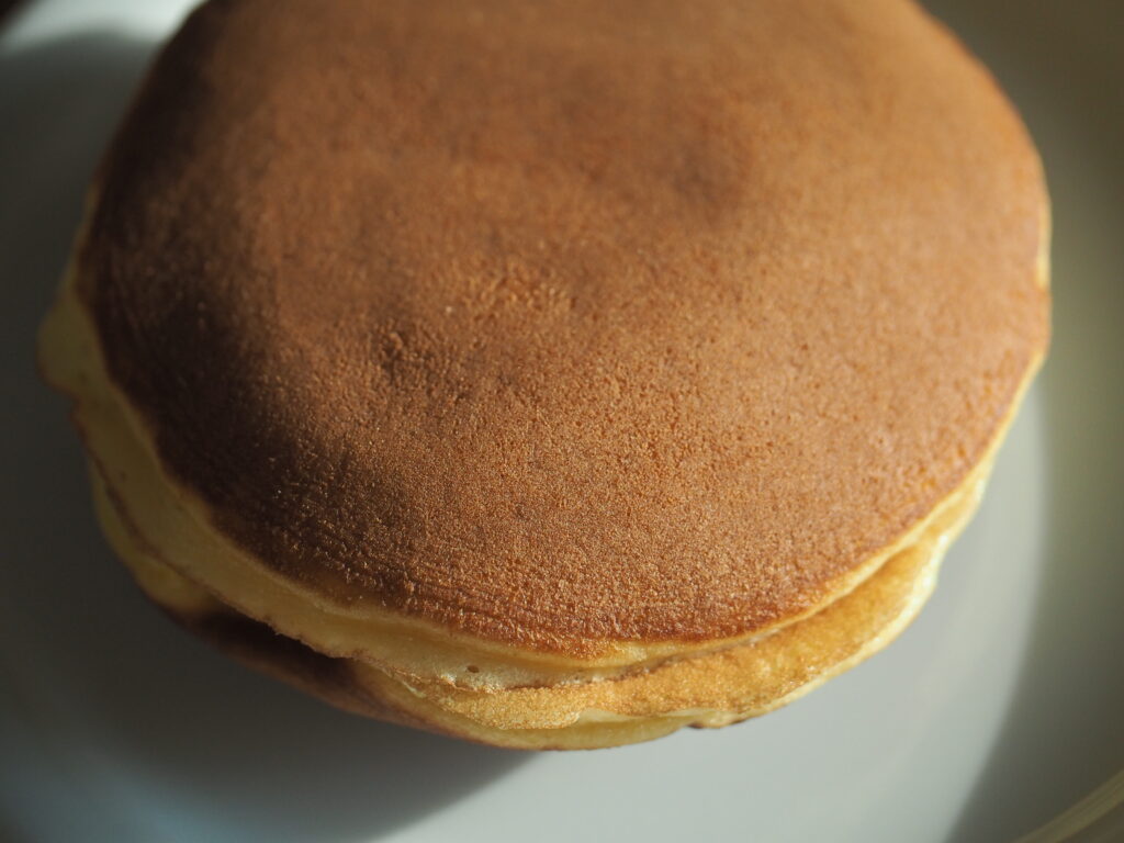 Dorayaki looks like cake.